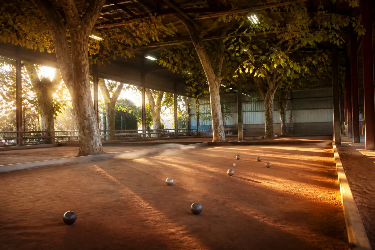 Terrain de sport boules éclairé dans une salle couverte dédiée à la pratique